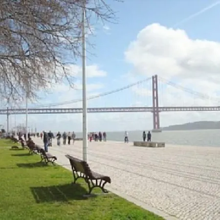 Charming, Sunny With Beautiful River View + Free Street Parking + Ac Lisbon