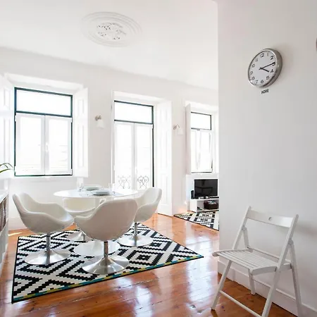 Apartment Charming, Sunny With Beautiful River View + Free Street Parking + Ac