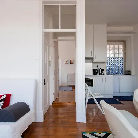 Charming, Sunny With Beautiful River View + Free Street Parking + Ac Apartment *