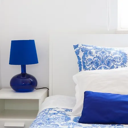 Charming, Sunny With Beautiful River View + Free Street Parking + Ac Apartment