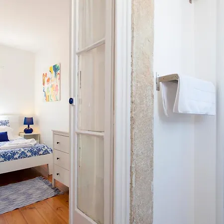 Charming, Sunny With Beautiful River View + Free Street Parking + Ac