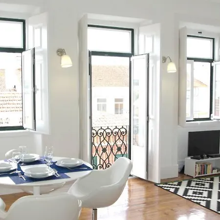 Charming, Sunny With Beautiful River View + Free Street Parking + Ac Apartment