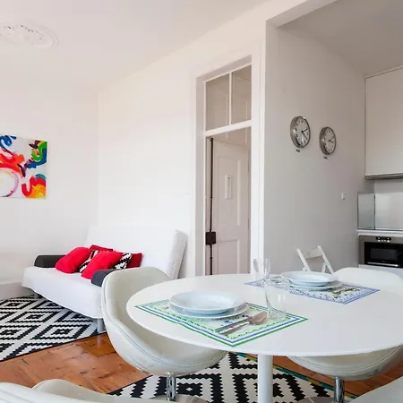 Charming, Sunny With Beautiful River View + Free Street Parking + Ac Apartment