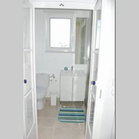 Charming, Sunny With Beautiful River View + Free Street Parking + Ac *