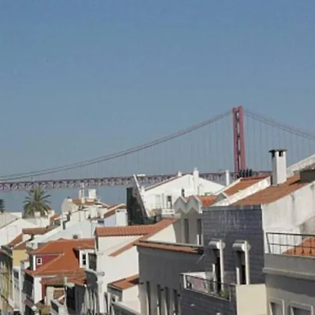 Apartment Charming, Sunny With Beautiful River View + Free Street Parking + Ac Lisbon