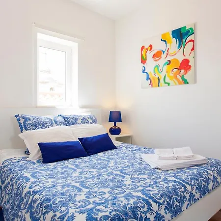 Charming, Sunny With Beautiful River View + Free Street Parking + Ac *