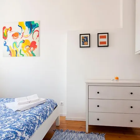 Charming, Sunny With Beautiful River View + Free Street Parking + Ac *