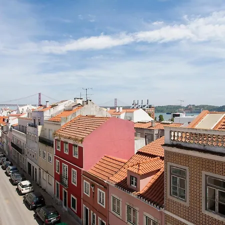 Charming, Sunny With Beautiful River View + Free Street Parking + Ac *